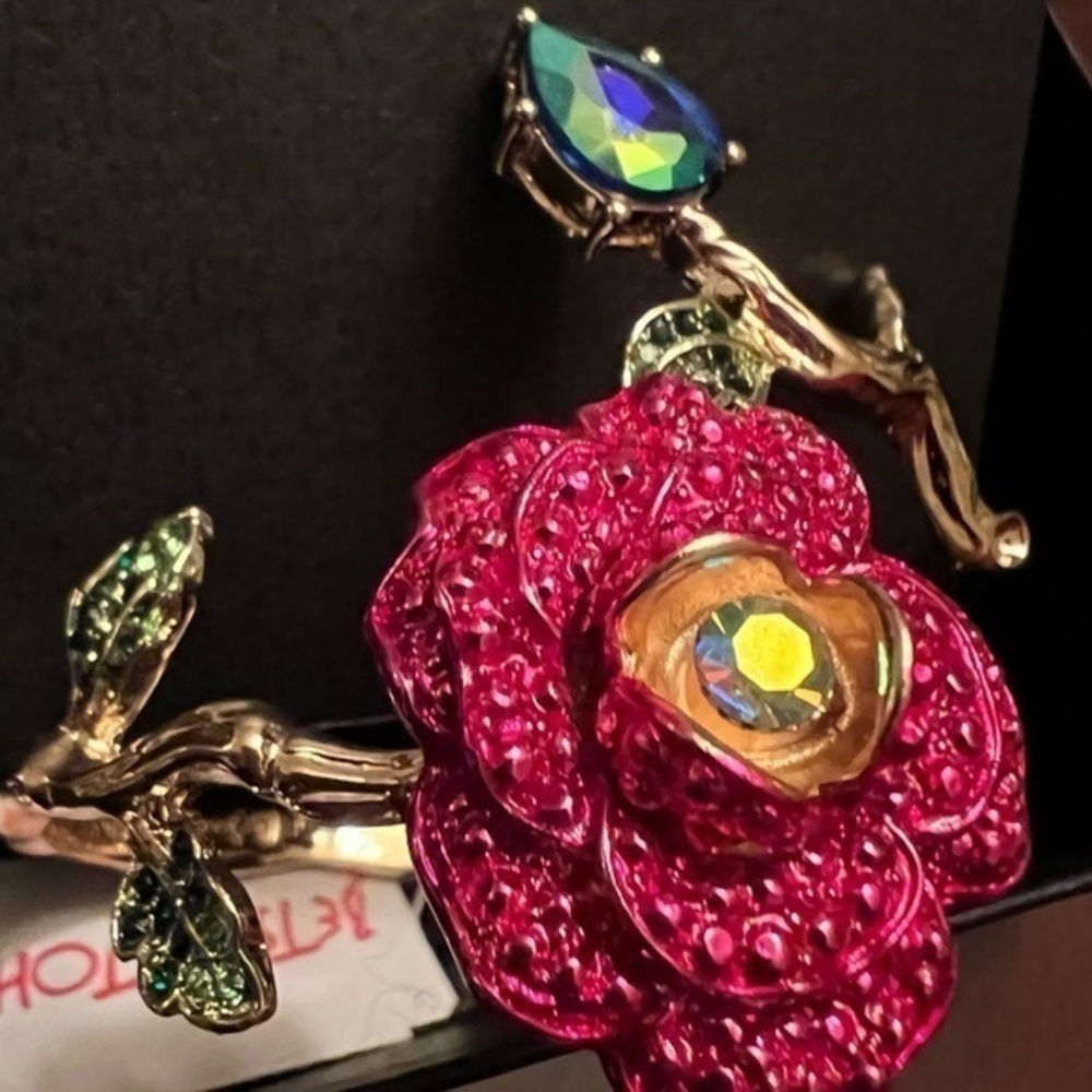 Betsey Johnson Rose Hinged Bangle Bracelet rhinestones NWT - Picture 4 of 8